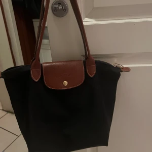 Longchamp väska - Hejj! säljer denna Longchamp väskan då jag vill köpa en i svart💙