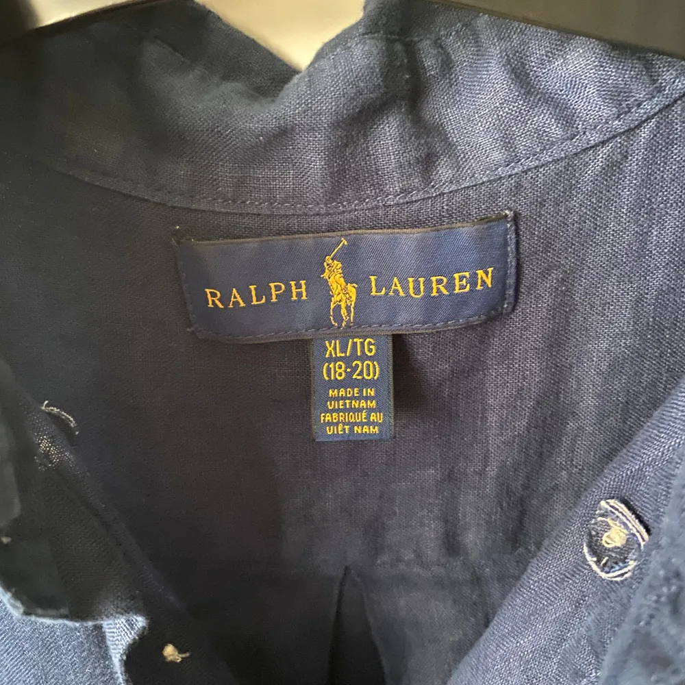 Säljer denna populära mörkblåa linneskjorta från Ralph Lauren | Använd lite grann men i bra skick | Storlek XL i barnstolek så jag skulle rekommendera att man är max 180 cm och stor i midjan för att den ska passa så bra som möjligt | Nypris: 1400 kr. Skjortor.