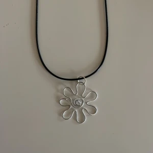 Halsband med blomma  - Handgjort halsband gjort i ståltråd med lädertråd och justerbart spänne. Går bra att skicka prisförslag 🫶🏼