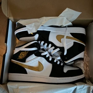 Jordan 1 black gold  - Tja säljer ett par helt nya jordans helt oanvända. Köpte dem i usa på shoeplace i usa. Har kvitto på dem Storlek 44,5  Finns i Uppsala men kan frakta