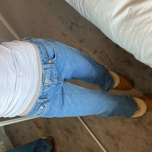 Lågmidjade jeans - Lågmidjade lite baggy jeans från weekday. Aldrig använda. Inga defekter/nyskick. Är 166 cm lång. Köpta förra året för 500kr