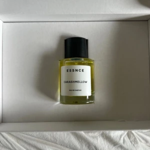 Essnce parfym - Den slutsålda populära carashmellow doften! Fick hem den idag men doften var inget för mig då jag är väldigt petig kring parfymer! Den luktar dock gott men den var inte jag 😁 Har bara tagit två test sprut annars är den exakt som ny!
