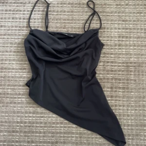Topp - Svart topp från bikbok i storlek xs, men sitter som en S. Använd ca 1-2 gånger bara🖤