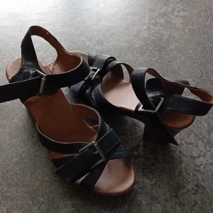 Träskosandal - Snygg sommarsko. Knappt använda, lite förstora för mig.