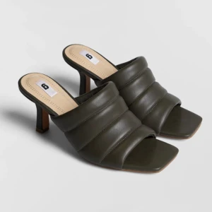 Olivgröna klackar - Hej! Säljer ett par super snygga olivgröna klackar från Ginatricot. Använda 1 gång. Låg och bekväm klack. Stl 39🥰