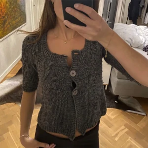 Trekvartsärmad kofta - Stickad trekvartsärmad ullkofta, i bra skick utöver att en knapp är lite lös. (Lånade bilder) 