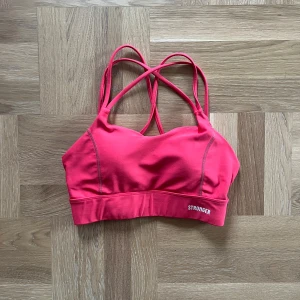 Sportbh - Stronger - Använd fåtal gånger. Medium support. Insydda kupor. Snygg passform på rygg med strapsen.