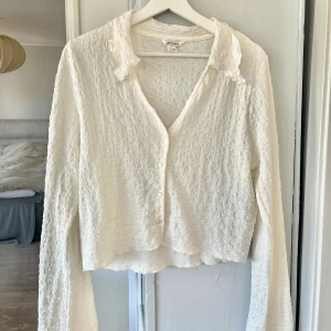 Vit blus  - Vit blus från Monki i storlek L men den är  väldigt liten i modellen så den sitter perfekt på mig som är en S. 