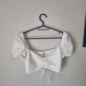 crop top med puffärmar - använd en eller två gånger, men i bra skick! 🌸