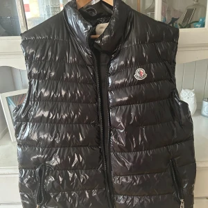 Monclear väst - Monclear väst storlek xl ej Äkta Har ingen anvädning för den OBS Det Finn ett hål i bak men man kan knappt se de kolla bild 3 pris kan diskuteras 