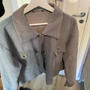 Vår jacka  - Söt jacka 🥰perfekt nu till våren! 
