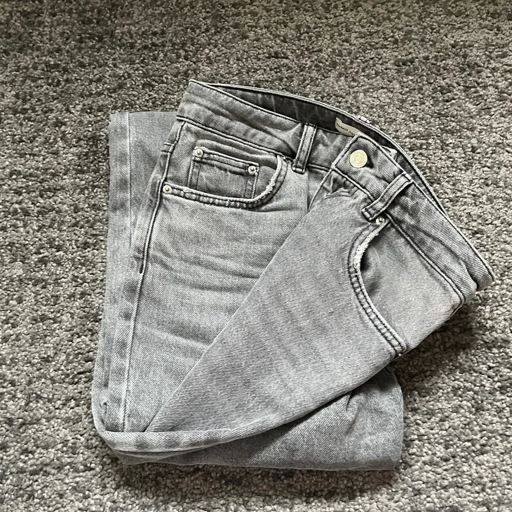 Jätte fina midwaist jeans ifrån ginatricot, ny inköpta och aldrig använt. Säljer eftersom jag aldrig använder dem. Dem passar mig bra på längden, jag är 165. Dem är lite stora i midjan på mig så jag drar ner dem till lågmidjat💗 Original pris 499. Jeans & Byxor.