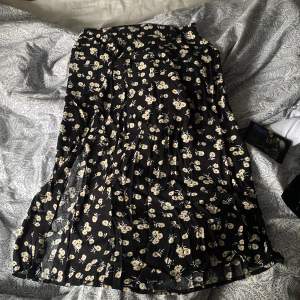 Längre kjol med slit och dragkedja baktill i storlek xs, 50kr