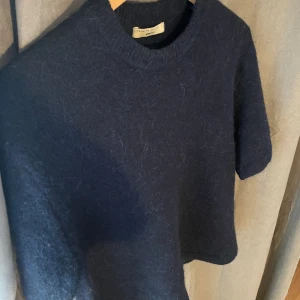 Trekvartsärmad tröja - Super populär stickad t-Shirt från Gina, mycket lite använd så nyskick.💕Använd inte köp nu då tröjan är ute på flera sidor😊 