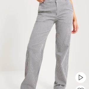 Stripe pants  - Säljer mina ”Stripe pants” från Nelly.com🌺 super fina dock använder jag inte dem, därför säljer jag! De finns inte kvar på hemsidan🌺 inköptes för 499kr🌺 Säljer för 200kr + frakt🌺 Storlek 36 