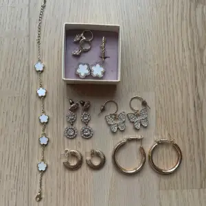 Superfina smycken säljs i ett paketpris! Lite blandat med örhängen, ett armband och en ring. 