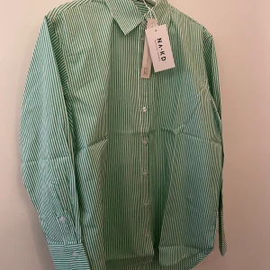 Skjorta NAKD oanvänd  - Prislapp kvar   Grön och vit Strl 36