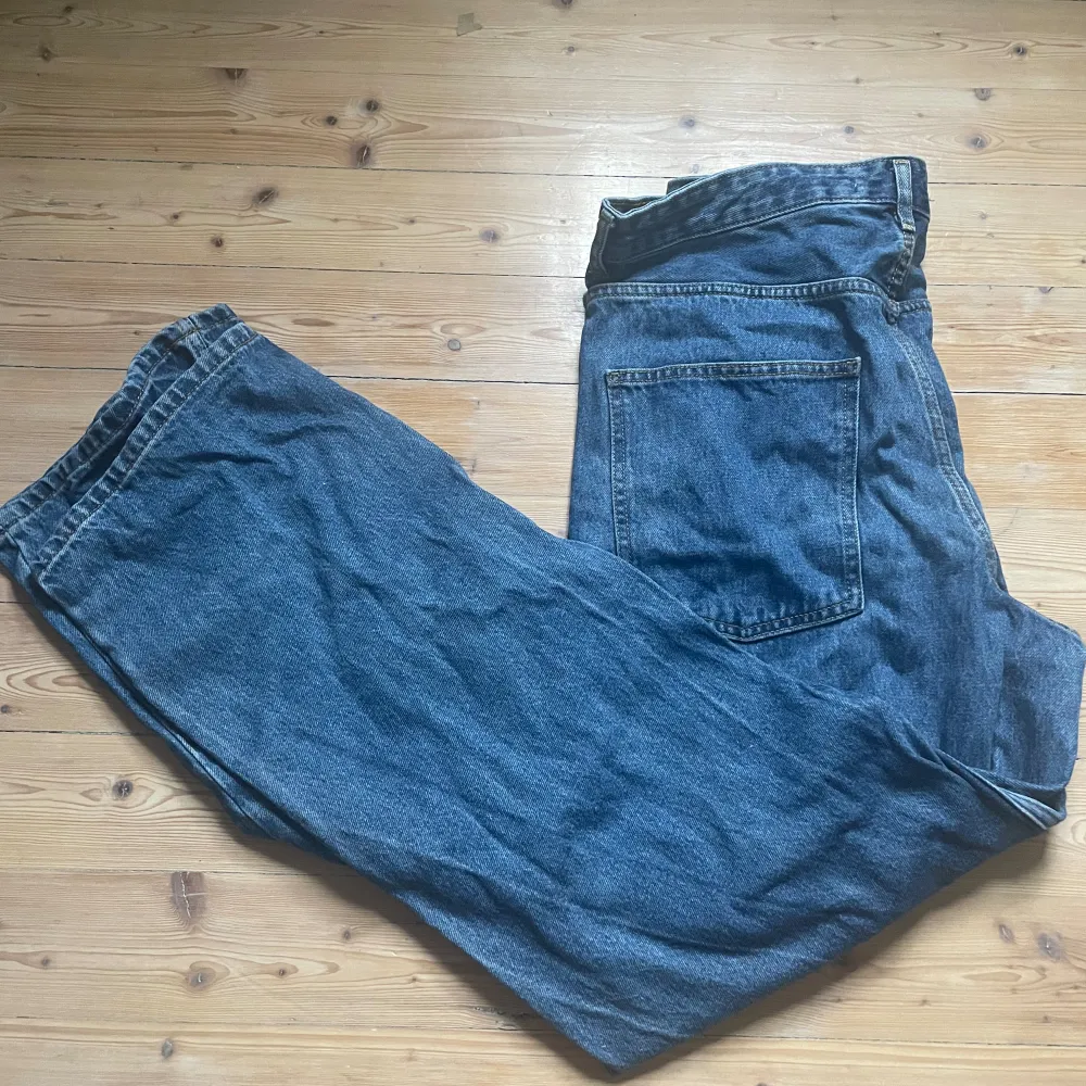 Baggy jeans från Zara. Fråga om du vill ha bild på de. De är aldrig använda så 10/10 skick.. Jeans & Byxor.