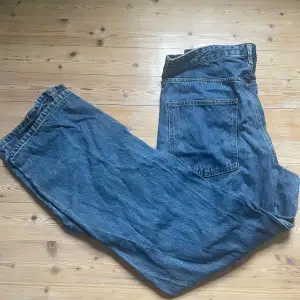 Baggy jeans från Zara. Fråga om du vill ha bild på de. De är aldrig använda så 10/10 skick.