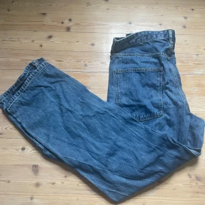 Baggy Jeans - Baggy jeans från Zara. Fråga om du vill ha bild på de. De är aldrig använda så 10/10 skick.