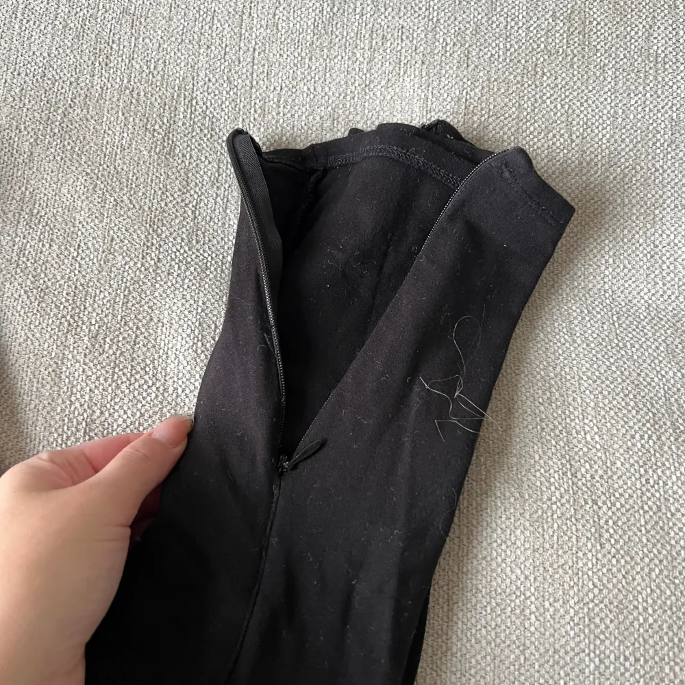 Svarta tights med dragkedja vid foten i storlek S, använda fåtal gånger 🌷. Jeans & Byxor.