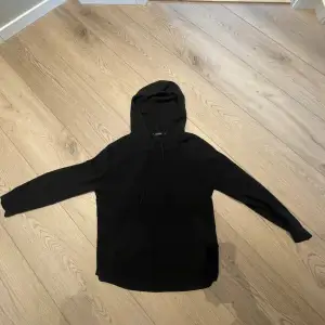 Säljer denna svarta hoodie ifrån C&A, i 100% Kashmir, eftersom den inte passar längre. Storleken är M och det finns inga defekter