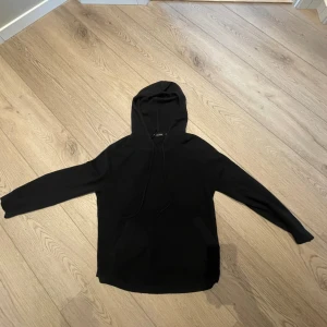 100% Cashmere Hoodie - Säljer denna svarta hoodie ifrån C&A, i 100% Kashmir, eftersom den inte passar längre. Storleken är M och det finns inga defekter