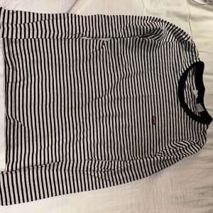 Randig levi’s tröja - snygg, tajt och randig levi’s tröja, använd några gånger🫶🏻