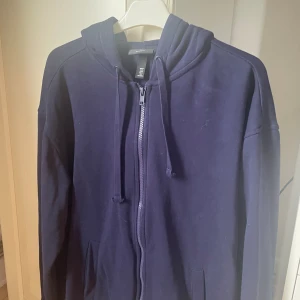 Hoodie  - Mörkblå Zip Hoodie från HM. Inte använd över huvudtaget så helt fräsch. Fråga om fler bilder