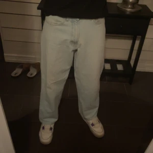 Vailent jeans - Säljer nu mina vailent jeans då jag upplever dem lite breda.  Absolut skönaste jeansen jag har ägt! Säljes för 349kr.    (Modell 172 70kg) (sitter Som en standard 32,32 ish) 