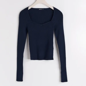 Gina knitted top - strl xs säljer pga att jag valde en för liten strl, aldrig använd. Lågt pris för vill få såld snabbt. Köptes för 299:-  Skriv för egna bilder! Eller om ni har övriga frågor! Köparen står för frakten🚚.