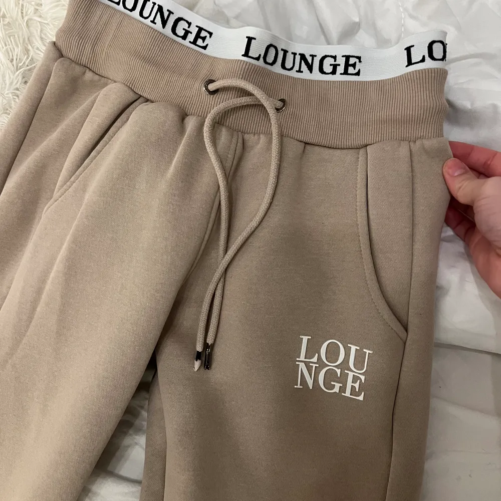 Sett från lounge   Strl xs/s  Inga defekter, som nytt  Nypris 1350 kr. Toppar.