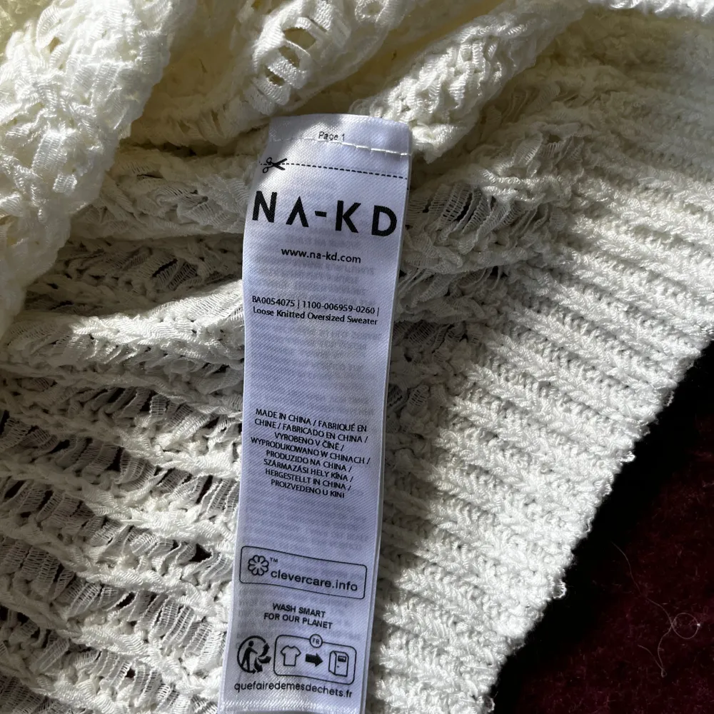 Jättefin tröja från NAKD köpt här på plick, säljer då den inte passade mig. Skulle säga att det är storlek M/L 🤍 finns en liten sminkfläck på armen (se bild) men går säkert enkelt att tvätta bort . Tröjor & Koftor.