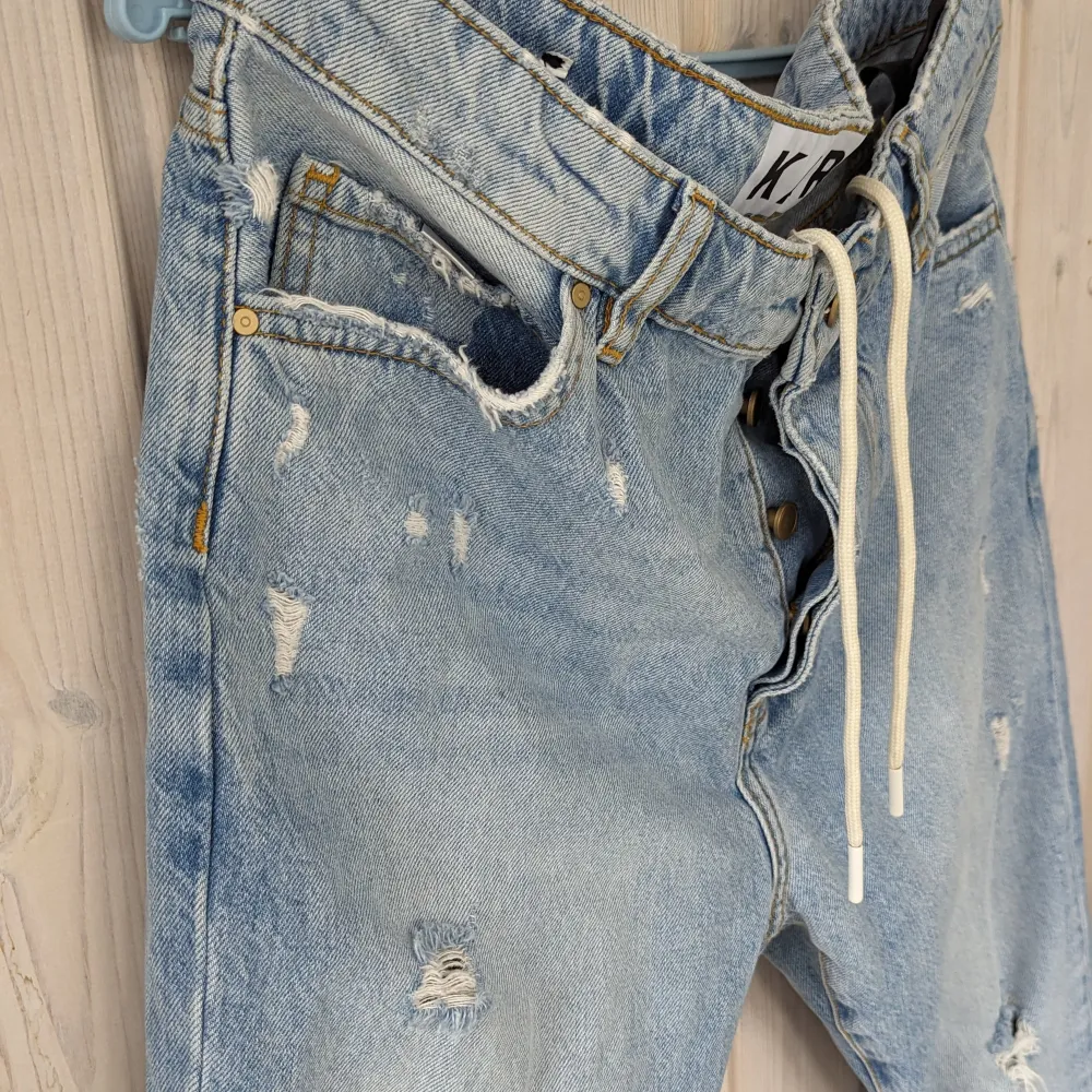 Karve jeans med revor och snören så att man kan styra hur jeansen sitter.storlek 30. Normal i storleken I mycket fint skick ,Inget att anmärka på . Jeans & Byxor.