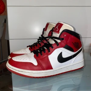 Jordan 1 ”Chicago” Mid - Tjena! Tänkte sälja dessa då jag inte använder dom längre och bara tar plats. Skicket är 8/10 men riktigt fräscha nu på sommaren. 