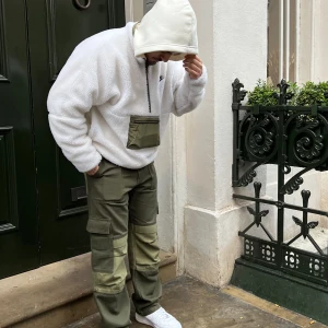 Nike fleece jacka - Mysig o snygg fleecejacka från nike! Användes förra vintern, köptes i London.  Finns straps på sidorna för att göra tröjan tajtare💣nypris 1300kr.  [ OBS, köper du fler varor bjuder jag på frakten🤌🏻]