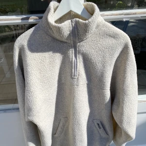 Musto Snugs Original teddy halfzip tröja - Hej, säljer en half zip tröja i Teddymaterial från Musto Snugs Original. Nypris runt 2000kr. Sparsamt använd, fint skick. Storlek L och true to Size. Varm & bekväm. Pris kan diskuteras. Hör av dig vid frågor. 