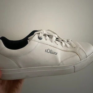 Vita sneakers  - Fräscha sneakers från s.Oliver Perfekt nu till vår/sommar. Fint skick, meddela för fler bilder eller frågor och funderingar!