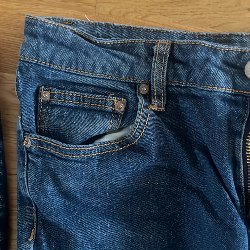 Första är storlek W31 andra paret vet jag inte men liknanden 38-40. Båda är väldigt stretcha och använda ett par gånger. 100 kr för båda. Jeans & Byxor.