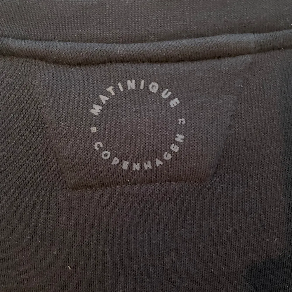Säljer en riktigt skön sweatshirt från Matinique. Anledning är att den inte längre kommer till mycket användning.  Nypris: 599kr Skick: 9/10. Tröjor & Koftor.
