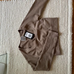 Croppad långärmad, Aimn - Säljer min träningströja från aimn, lapp kvar och aldrig använd! Storlek S💓 från kollektionen luxe och i färgen espresso