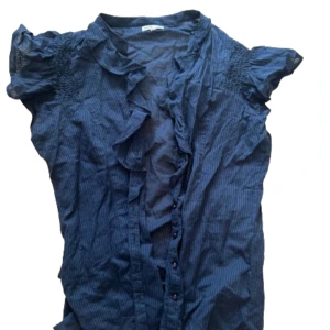 Skjorta  - Jättefin blå skjorta som har lite volang i ärmarna. Köpt second hand. 