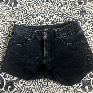 Svarta shorts - Svarta shorts i kortare modell. Strl M från newyorker, bra skick!