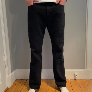 Levis 501 - Tja! Säljer nu dessa 501 jeans från Levis i storleken W33 L30. Jeansen är i mycket bra skick enligt mig 9/10 men bedöm själv. Säljer då de sitter lite stort. Han på bilden är 184. Byten kan vara intressant. Hör av dig vid funderingar 