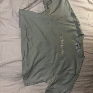 Croppad adidas tshirt - Söt, blå, croppad adidas tshirt, använd fåtal gånger❤️