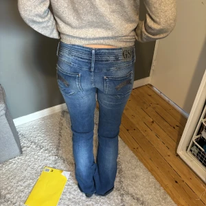 Lågmidjade bootcut jeans!! - Säljer nu mina lågmidjade g-star jeans!! Köpta på en second hand i Barcelona och i jättebra skick💓 De äf utsvängda och passar S-M!