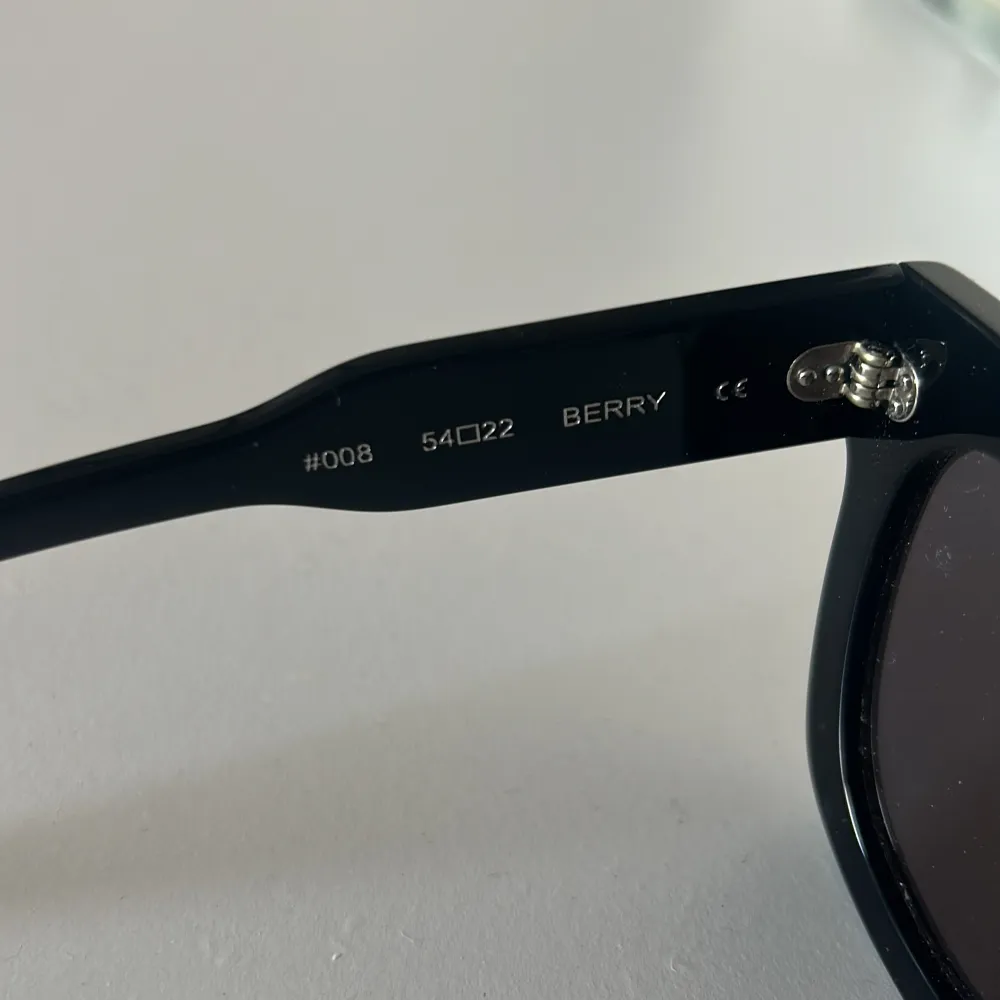 Ett par svart solglasögon från Chimi, köpt för länge sedan men använde få gånger. Superbra skicka🩷🩷. Accessoarer.