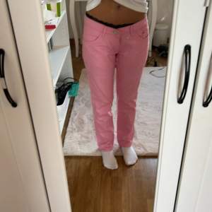 Snygga lågmidjade rosa jeans, säljs för att de inte kommer till användning och är för stora, är i bra skick!