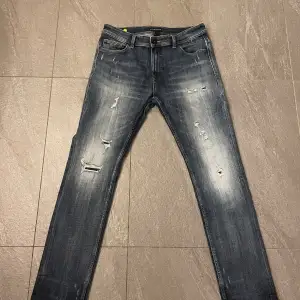 Fina ripped jeans i nyskick, vet inte var dom är köpte pågrund av att jag fick dom i present. Dom är lite stora för mig som man ser i bilden.