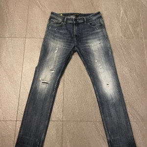 Ripped jeans - Fina ripped jeans i nyskick, vet inte var dom är köpte pågrund av att jag fick dom i present. Dom är lite stora för mig som man ser i bilden.